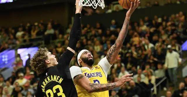 开云下载-詹姆斯缺阵仍轰138分 进攻提升湖人不惧任何对手